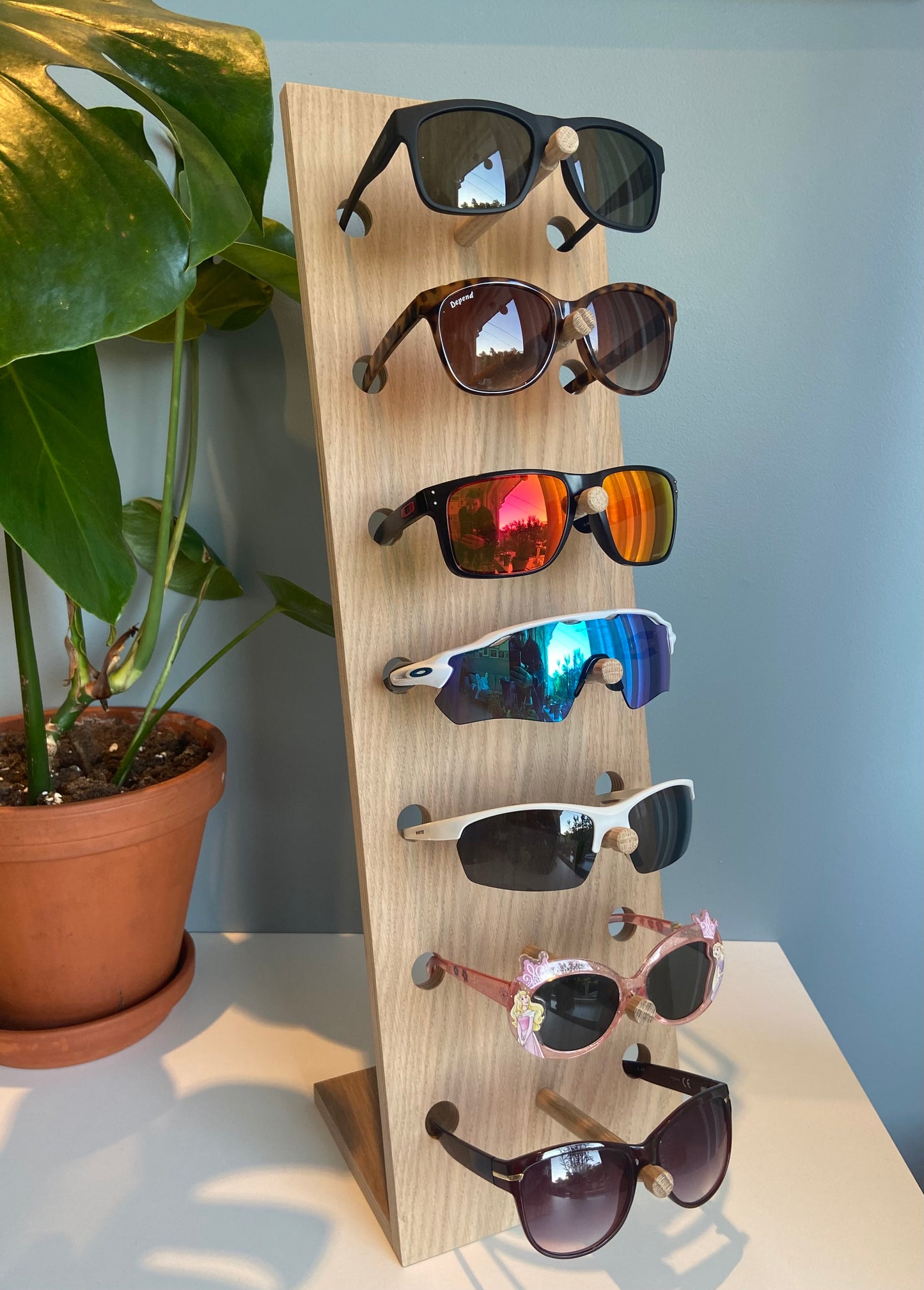 Bordstativ til briller i eik