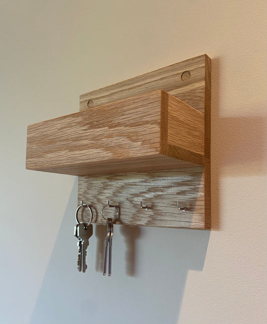 Liten nøkkelhylle i eik