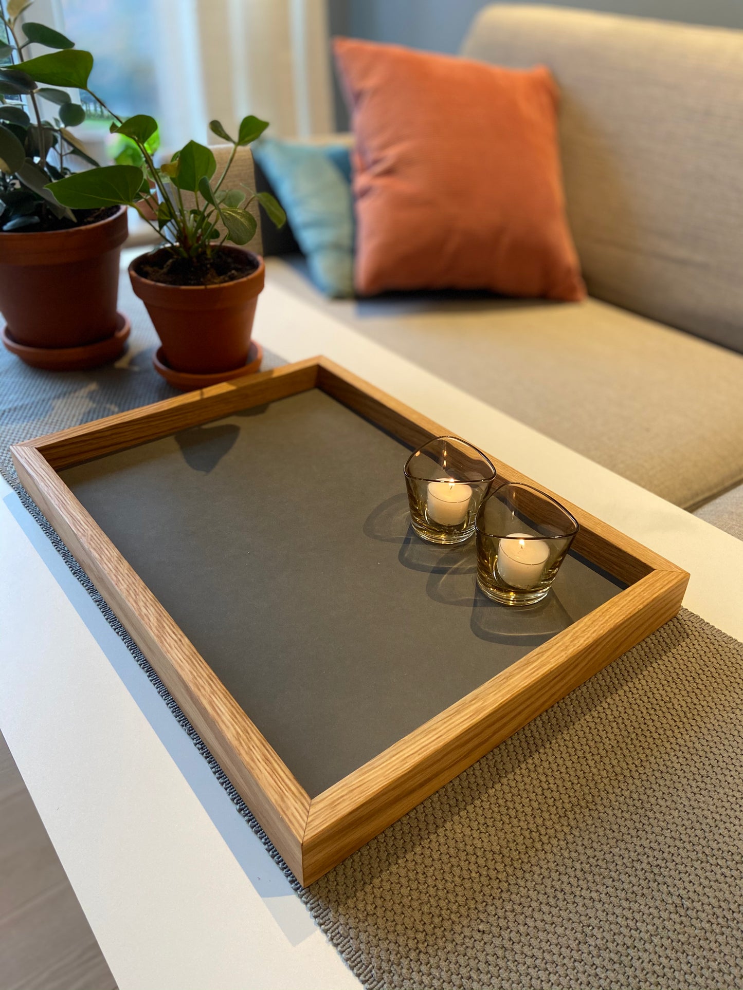 Serveringsbrett i eik og valchromat